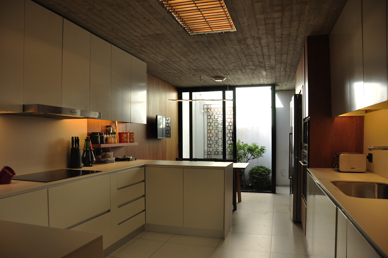hình ảnh phòng bếp hiện đại có cửa mở ra giếng trời phía sau