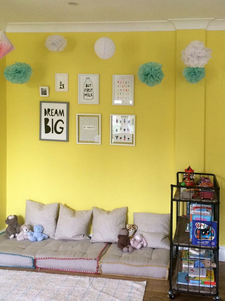 hình ảnh một góc phòng ngủ của trẻ với bức tường màu vàng êm dịu