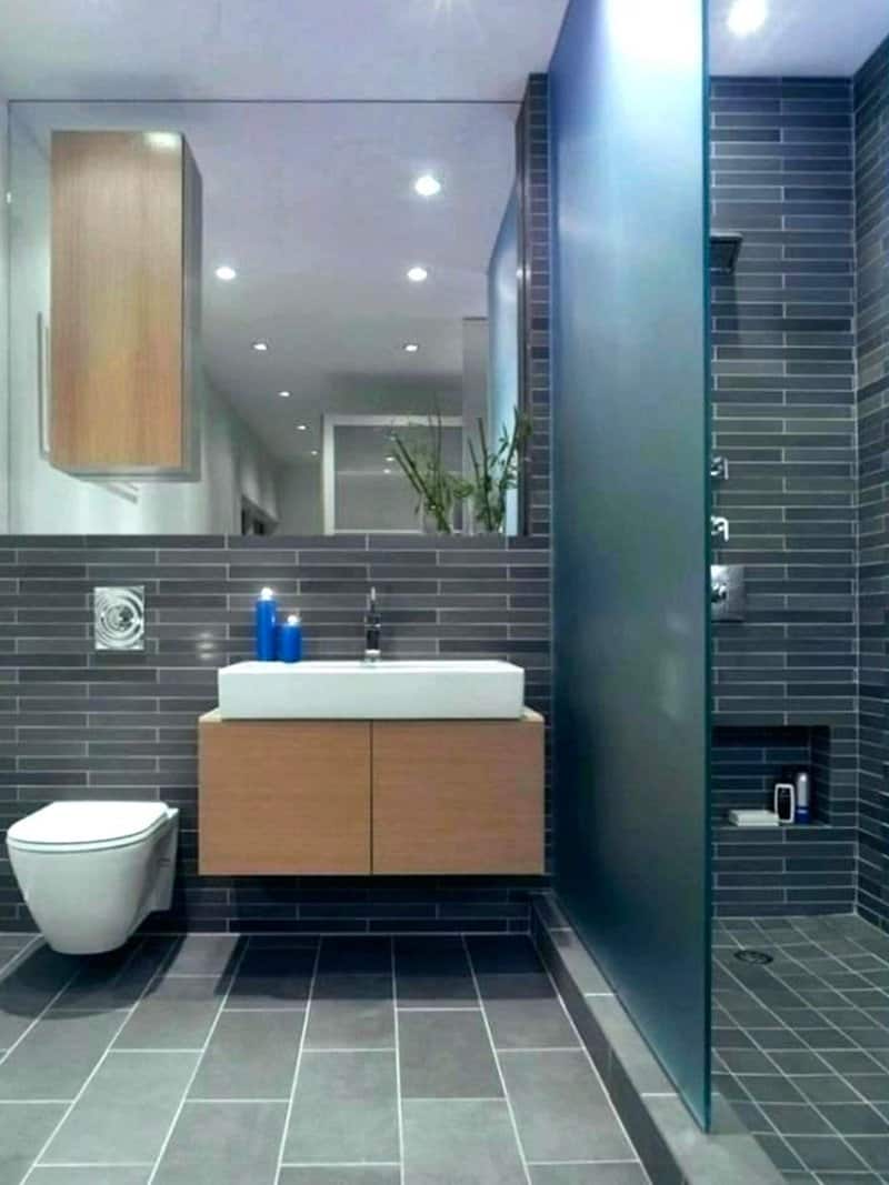 hình ảnh phòng vệ sinh trong nhà ống 3 tầng với sắc xanh xám chủ đạo, vách kính mờ