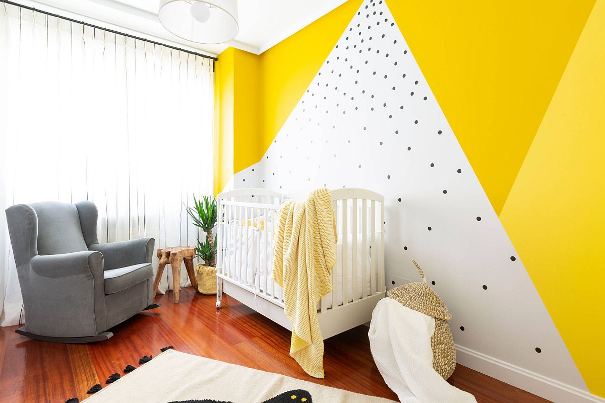 hình ảnh phòng ngủ trẻ sơ sinh màu trắng chủ đạo với điểm nhấn là bức tường sơn màu vàng chanh xen kẽ trắng họa tiết chấm bi