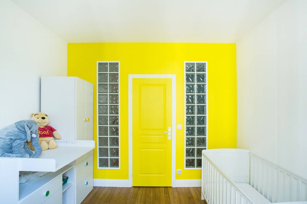 hình ảnh phòng ngủ của bé ấn tượng với cửa và tường sơn màu vàng
