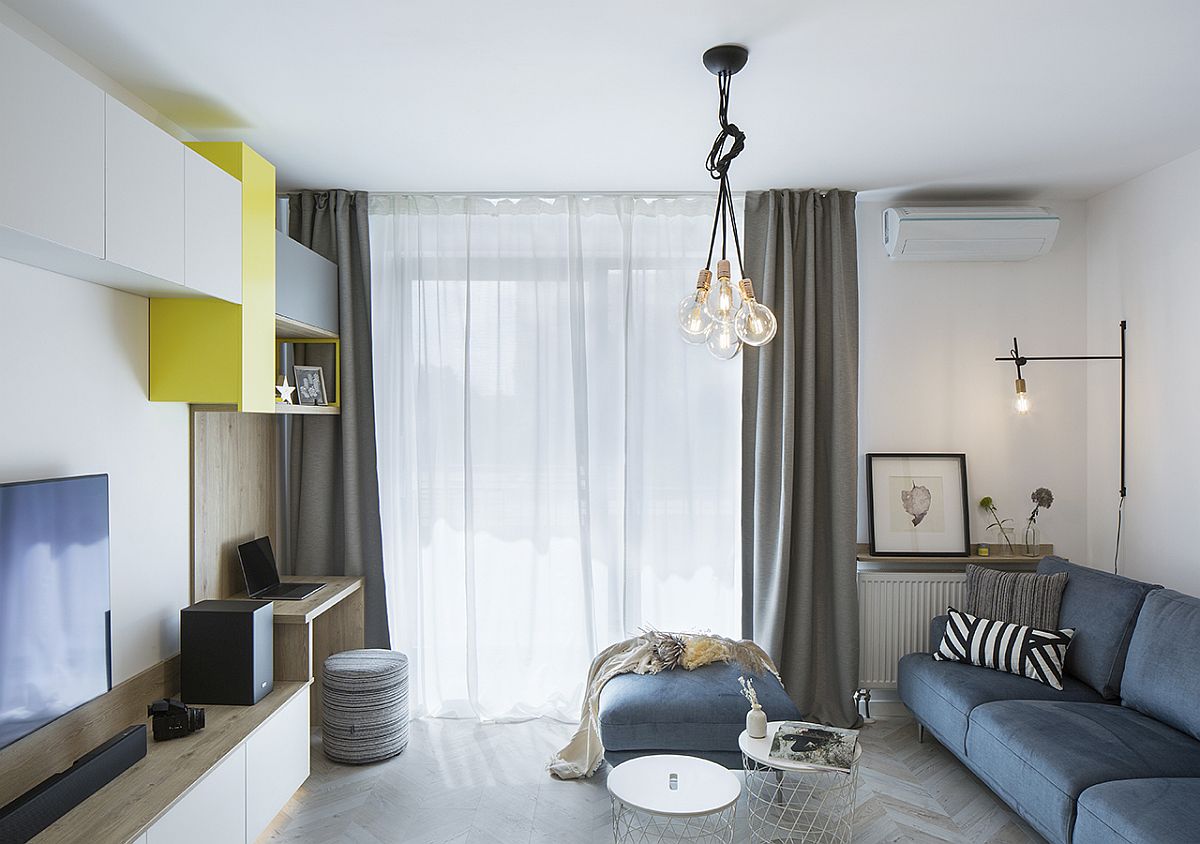 hình ảnh phòng khách căn hộ nhỏ đẹp với sofa màu xang, tủ màu vàng, rèm màu xám