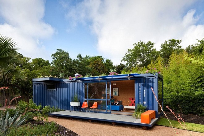 hình ảnh toàn cảnh ngôi nhà container hiện đại tông màu xanh dương bao phủ