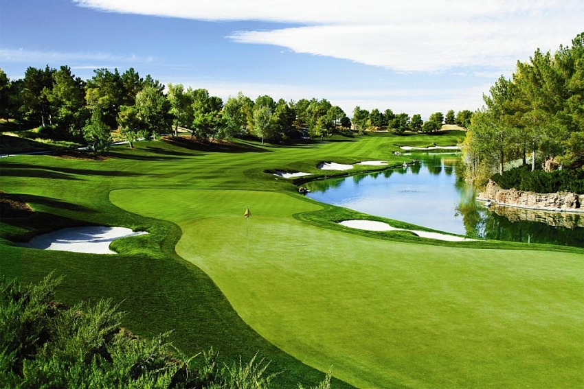 hình ảnh một sân golf rộng rãi, nhiều cây xanh, thảm cỏ