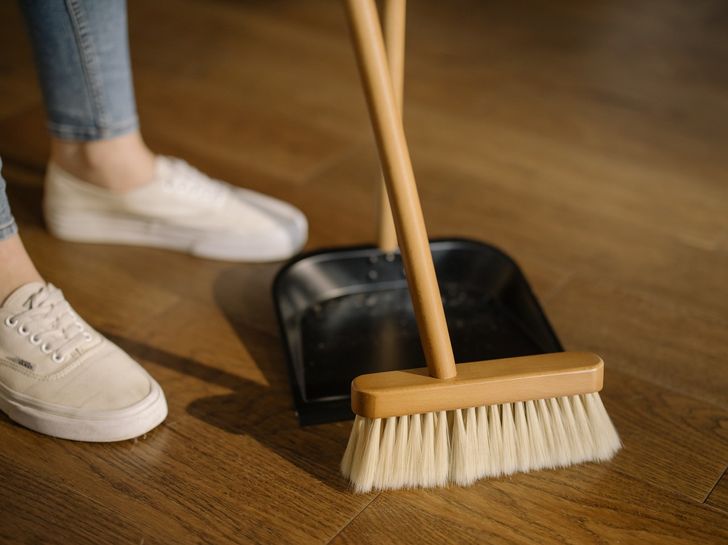 hình ảnh minh họa cho việc quét sàn làm sạch nhà