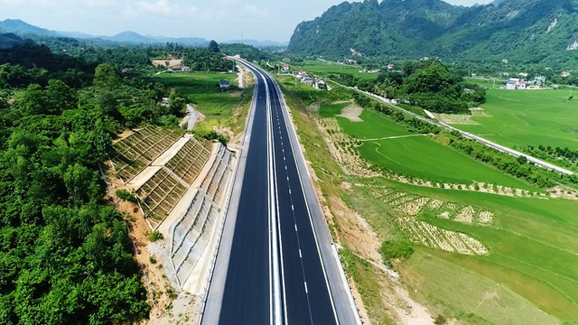 hình ảnh một đoạn cao tốc Bắc - Nam nhìn từ trên cao