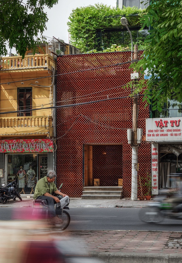 hình ảnh cận cảnh mặt tiền quán cà phê cá Koi ở Hà Nội