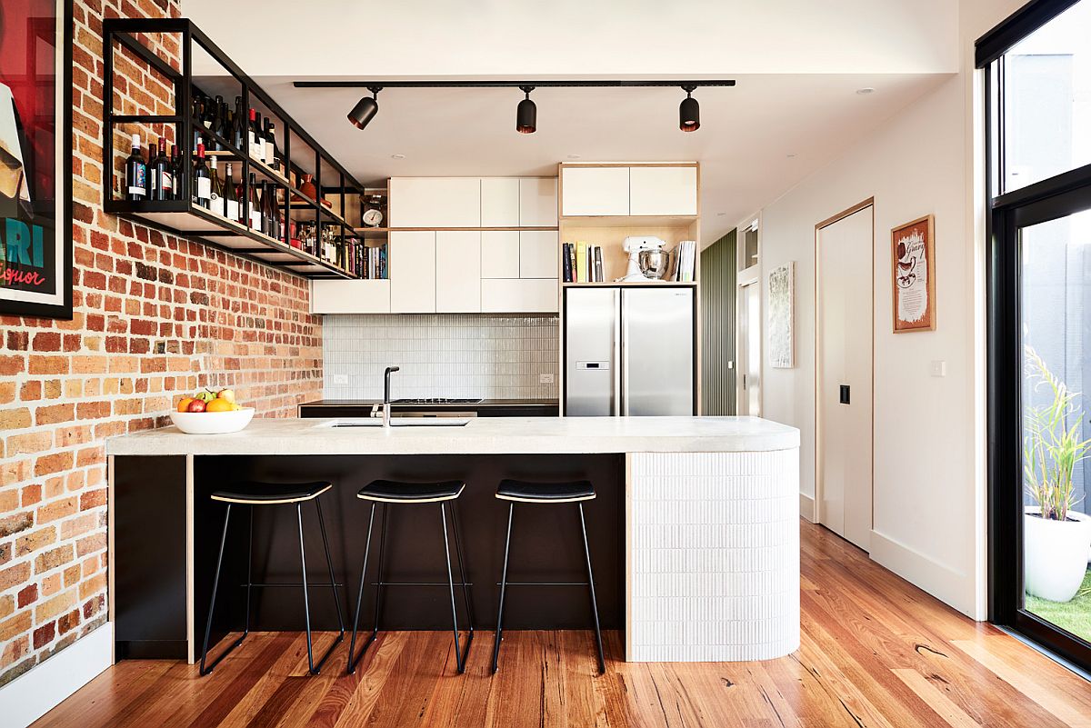 hình ảnh mẫu phòng bếp phong cách công nghiệp với tường gạch lộ, kệ kim loại sơn đen, bàn đảo trung tâm