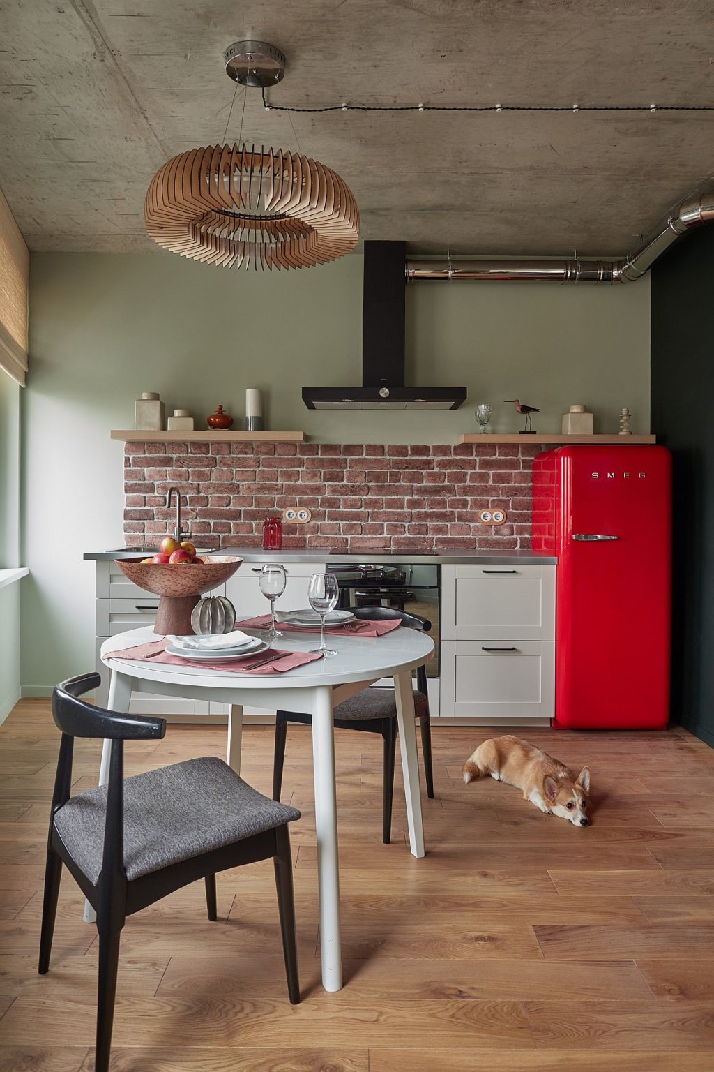 hình ảnh phòng bếp phong cách công nghiệp với điểm nhấn là tủ lạnh màu đỏ