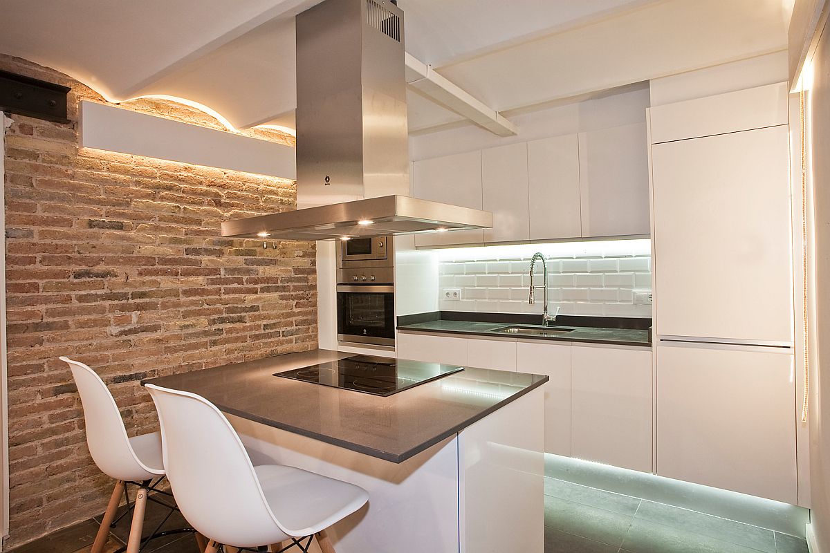 hình ảnh phòng bếp phong cách công nghiệp hiện đại với một bức tường gạch lộ, vừa hài hòa, vừa nổi bật trong tổng thể không gian nấu nướng.
