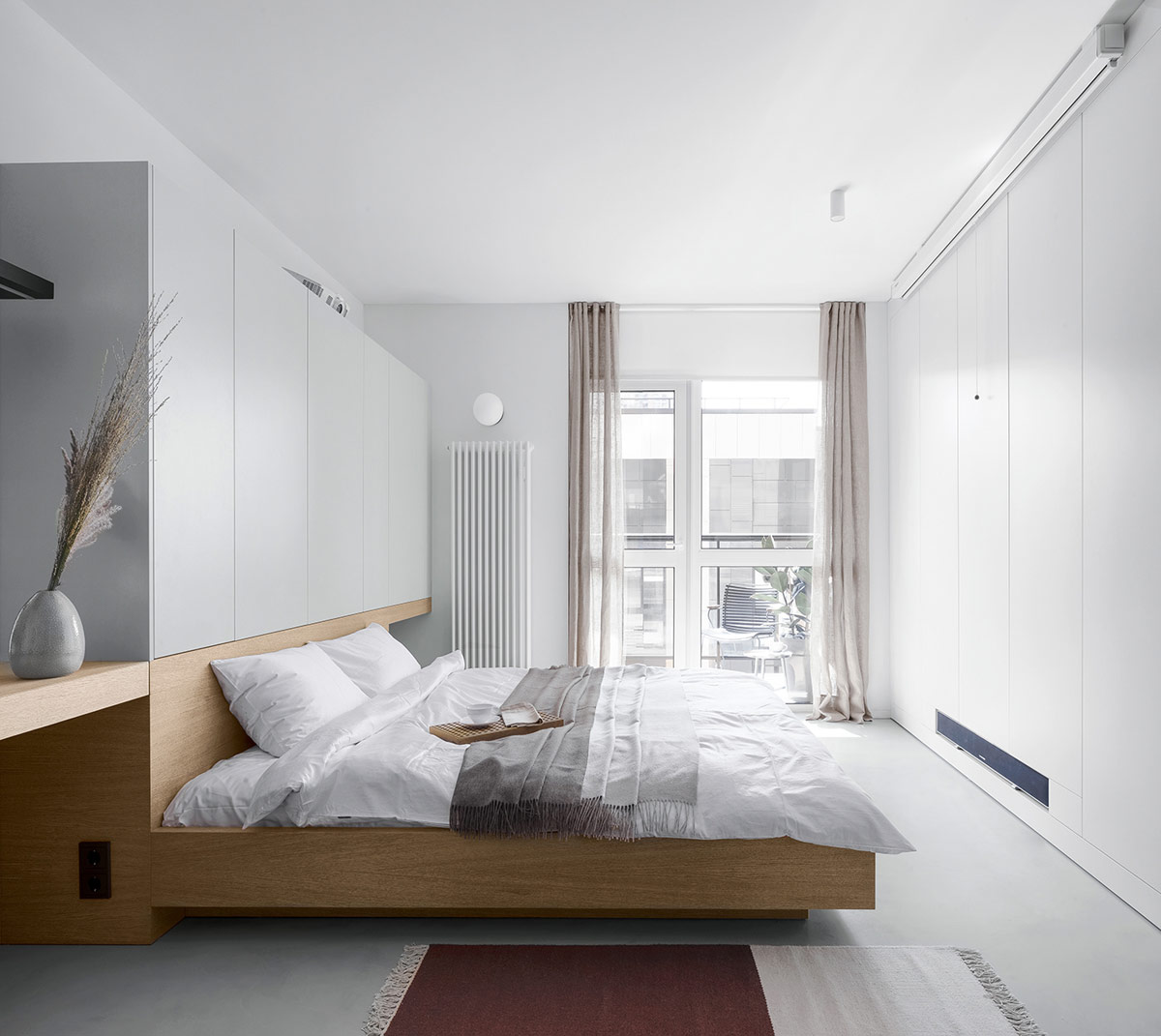 hình ảnh phòng ngủ thoáng sáng, tông màu trắng chủ đạo, giường gỗ, rèm cửa, sổ kính lớn mở ra ban công