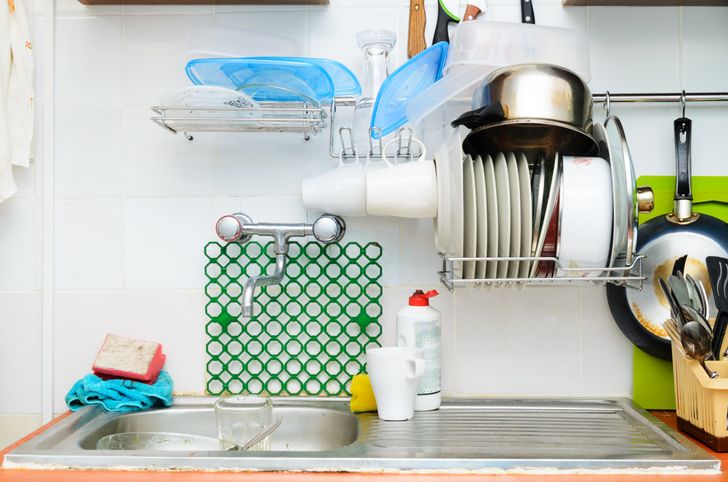 hình ảnh một góc phòng bếp với giá úp chén bát treo ngay phía trên bồn rửa