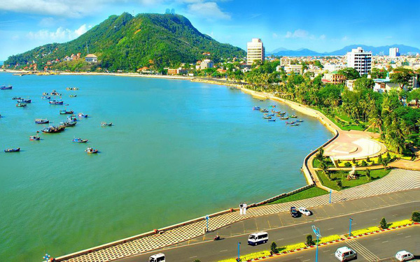 hình ảnh một góc Bà Rịa - Vũng Tàu với khu thương mại du lịch ven biển, núi rừng xanh tốt
