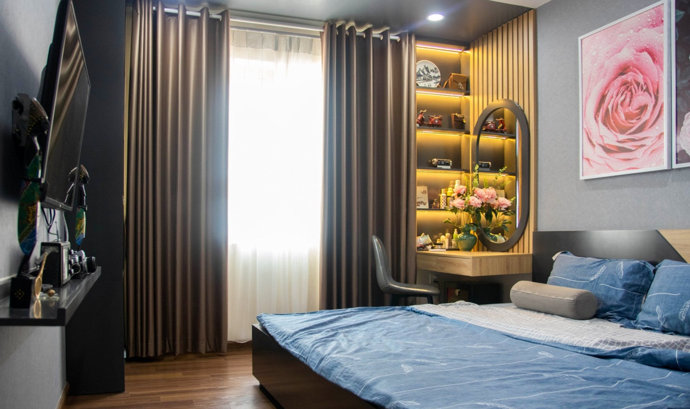 hình ảnh nội thất phòng ngủ master với giường gỗ, tủ kệ tivi, góc trang điểm ấm áp, tranh hoa hồng treo đầu giường, rèm cửa hai lớp