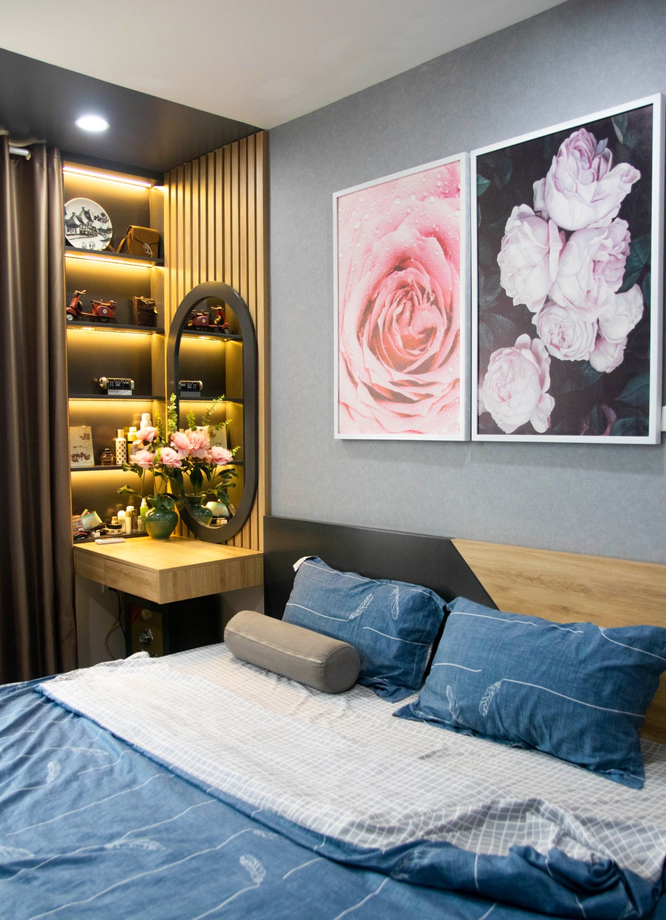 hình ảnh góc phòng ngủ với bàn trang điểm ấn tượng, tranh hoa hồng tươi tắn treo đầu giường