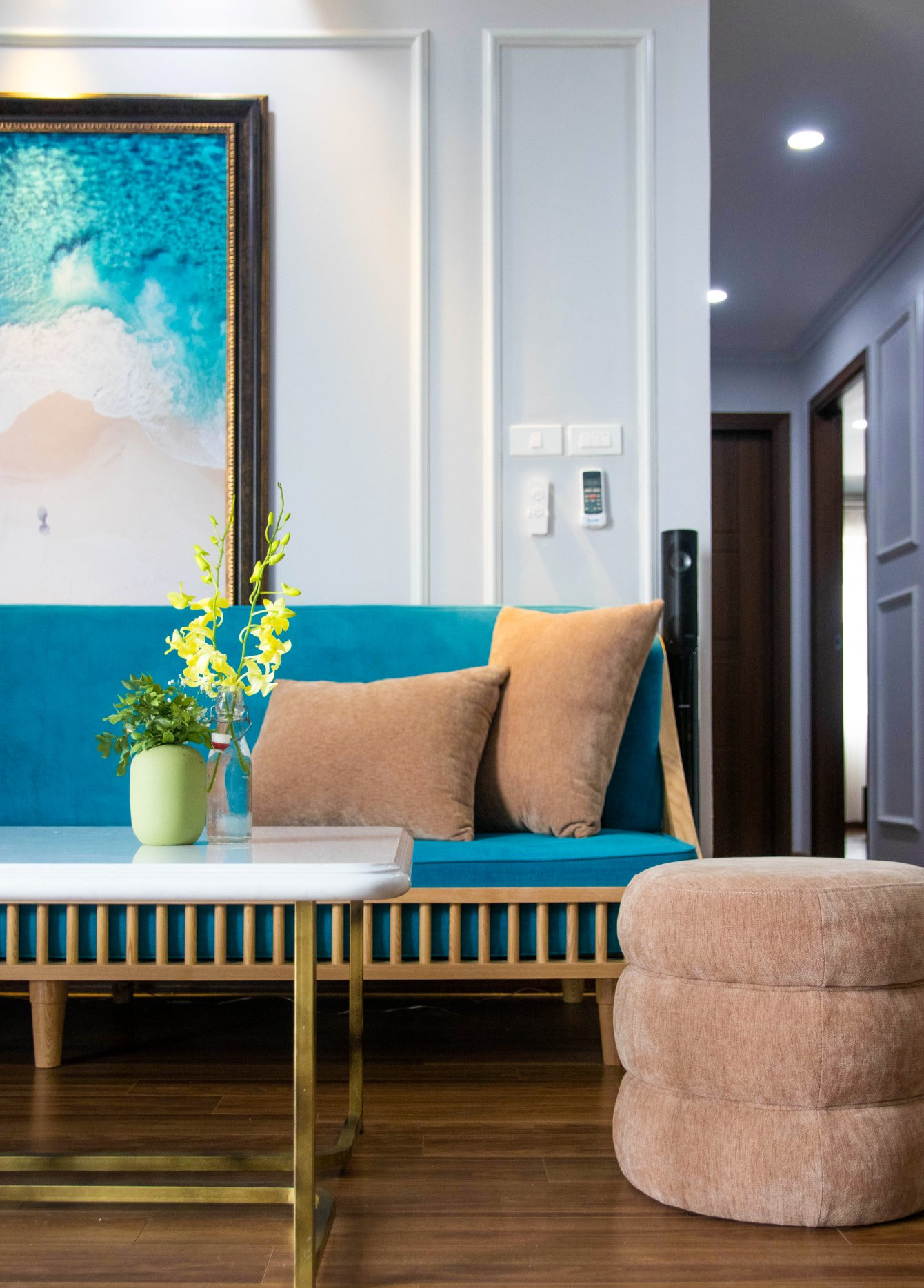 hình ảnh một góc phòng khách căn hộ màu xanh