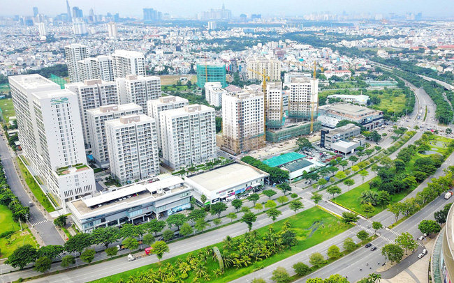 hình ảnh một góc thành phố nhìn từ trên cao với nhà cao tầng xen kẽ khu dân cư thấp tầng, cây xanh