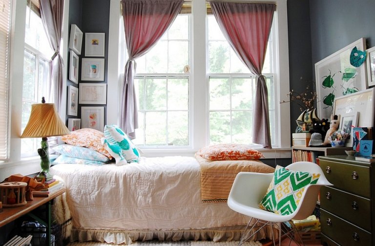 hình ảnh phòng ngủ mùa thu thoáng sáng với điểm nhấn màu cam từ gối, chăn mỏng, đèn bàn
