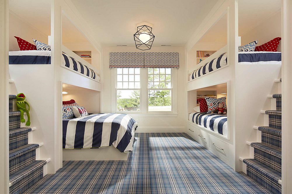 hình ảnh phòng ngủ với 4 giường tầng, thảm trải và ga giường họa tiết kẻ sọc màu xanh