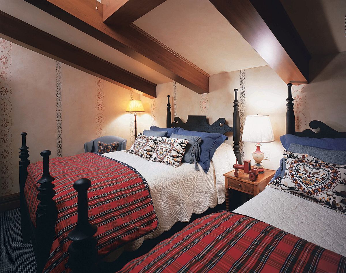 hình ảnh phòng ngủ phong cách trang trại với ga giường màu đỏ họa tiết kẻ sọc