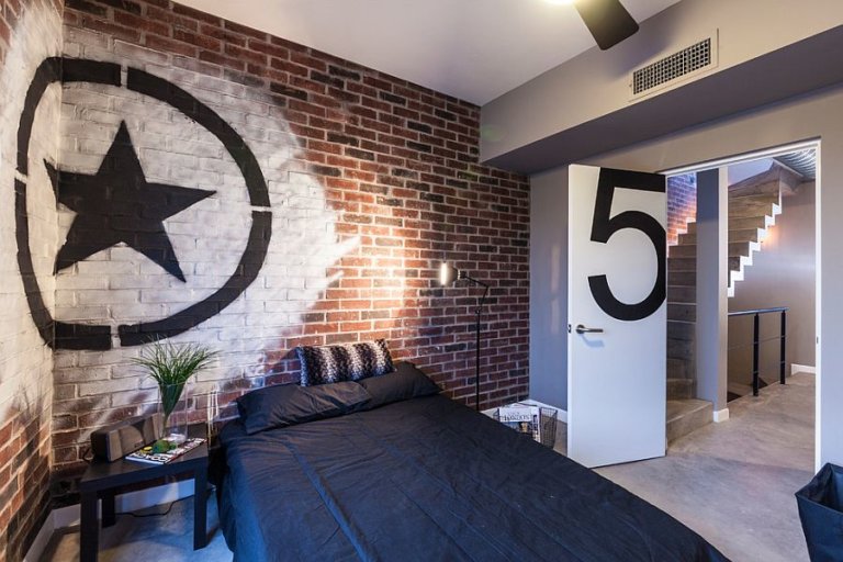 hình ảnh phòng ngủ độc đáo với tường gạch lộ, tranh tường ngôi sao màu đen