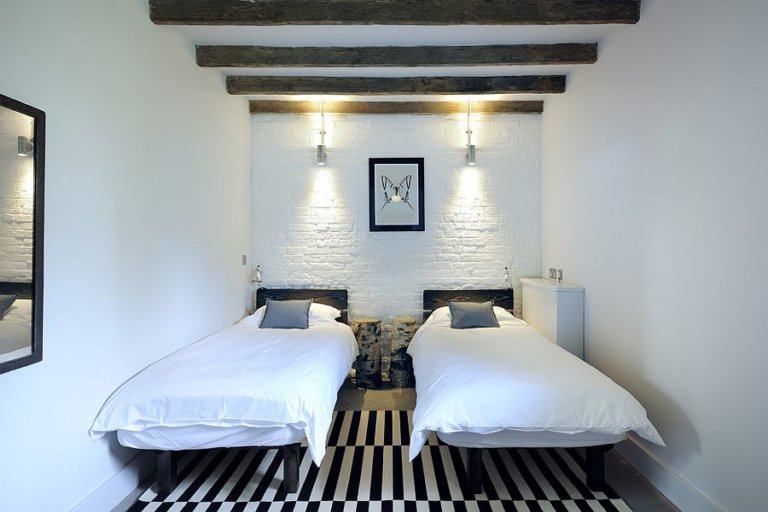 hình ảnh phòng ngủ nhỏ đẹp với tường gạch màu trắng, dầm gỗ, giường đôi