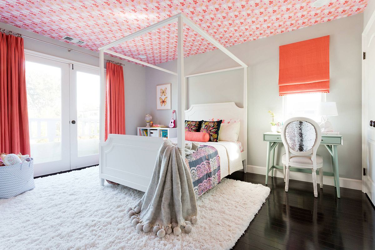 hình ảnh phòng ngủ con gái với sắc trắng chủ đạo, rèm cửa màu cam, trần dán giấy màu hồng