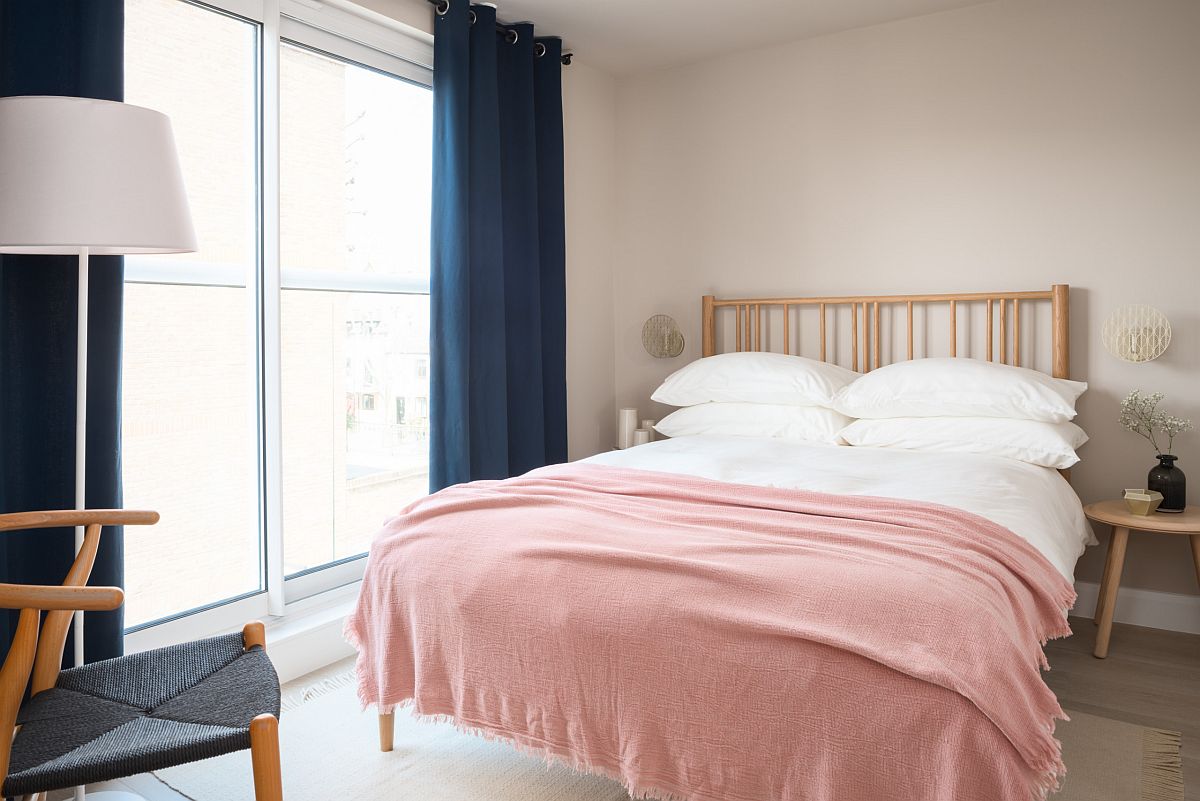 hình ảnh phòng ngủ phong cách Bắc Âu với rèm cửa màu xanh hải quân, ga giường màu hồng ngọt ngào