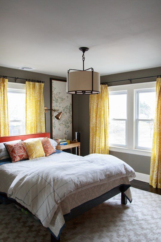 hình ảnh phòng ngủ ngập tràn ánh sáng với bộ rèm cửa màu vàng hoa văn tinh tế