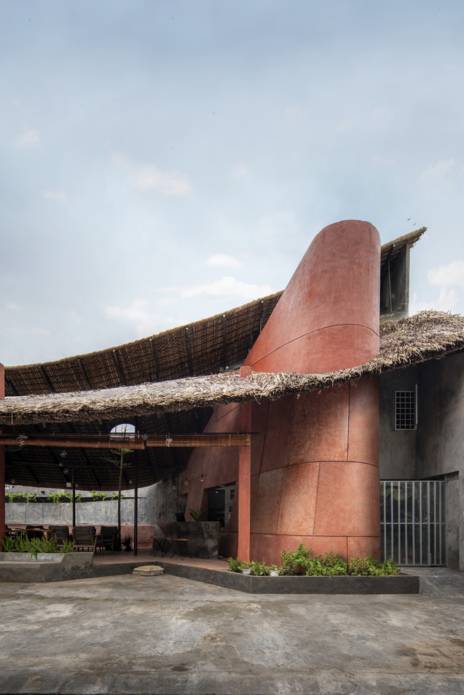 hình ảnh cận cảnh quán cà phê hiện đại kết hợp truyền thống ở Cà Mau