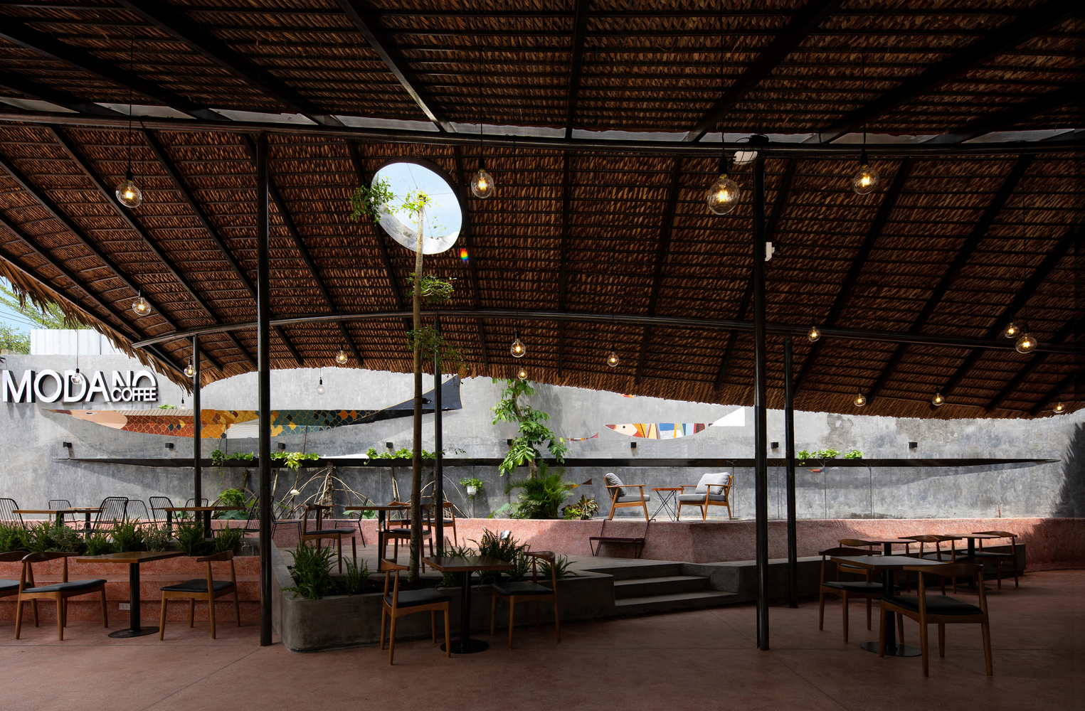 hình ảnh cận cảnh hệ mái quán cà phê ở Cà Mau