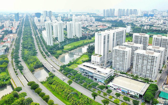 hình ảnh một góc thành phố nhìn từ trên cao với nhiều tòa nhà cao tầng xen kẽ khu dân cư thấp tầng, cây xanh