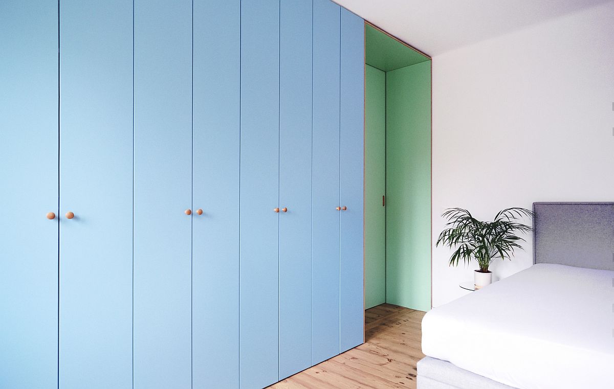 Tủ màu xanh nhạt kết hợp với cửa trượt màu xanh lá cây bên trong phòng ngủ tạo cảm giác dịu mát, thư giãn cho người dùng.