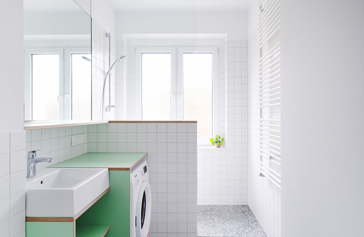 Sắc xanh lá cây tạo điểm nhấn tinh tế cho phòng giặt kết hợp phòng tắm.
