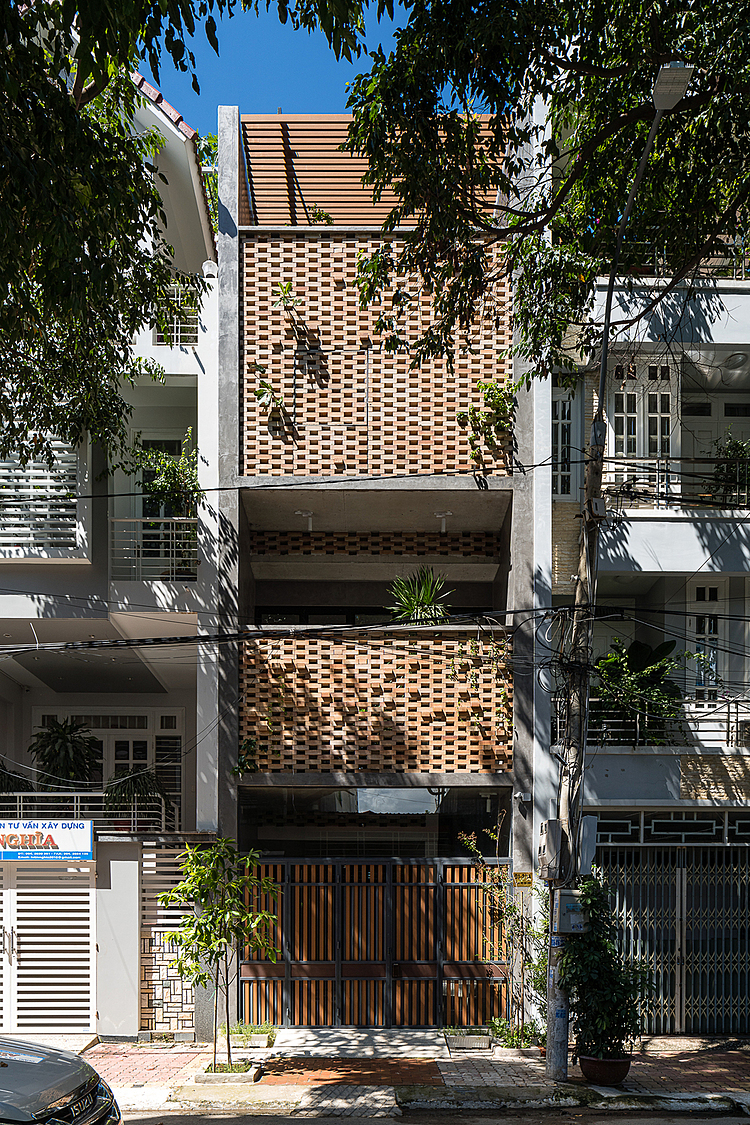 hình ảnh toàn cảnh nhà phố 68m2 ở Vũng Tàu với lớp tường gạch phủ mặt tiền