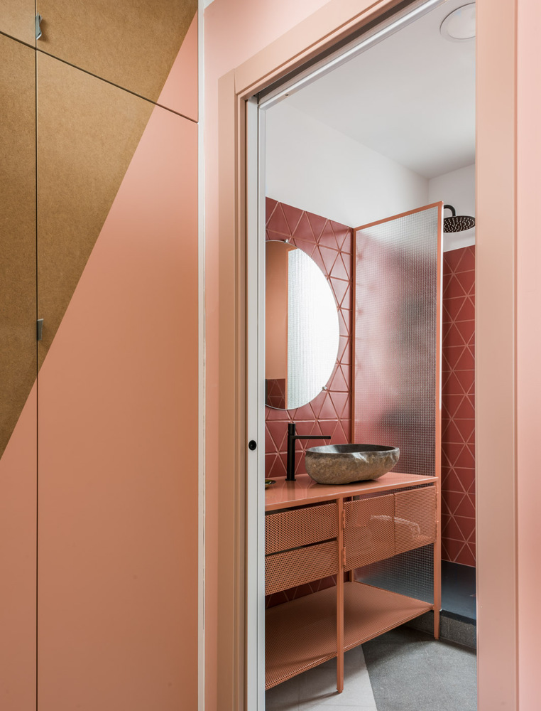 Bảng màu cam đất, hồng đào mang đến nguồn năng lượng dồi dào, ấm áp cho không gian phòng tắm hiện đại.