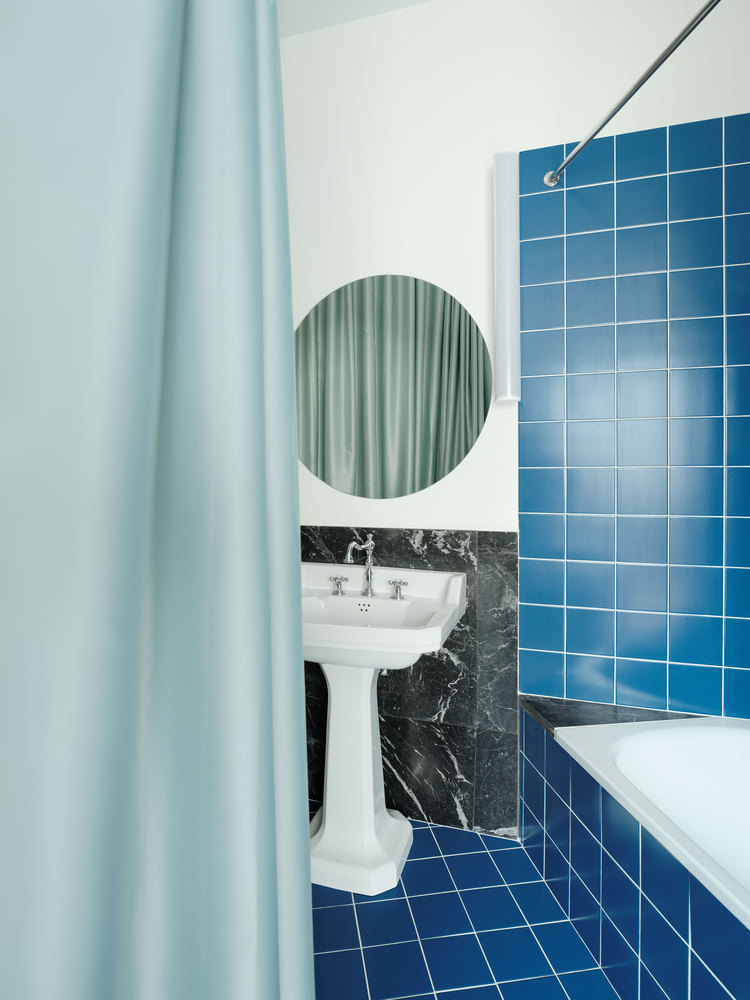Các màu xanh dương, xanh nhạt, đen, trắng phối kết cực ăn ý trong phòng tắm này.