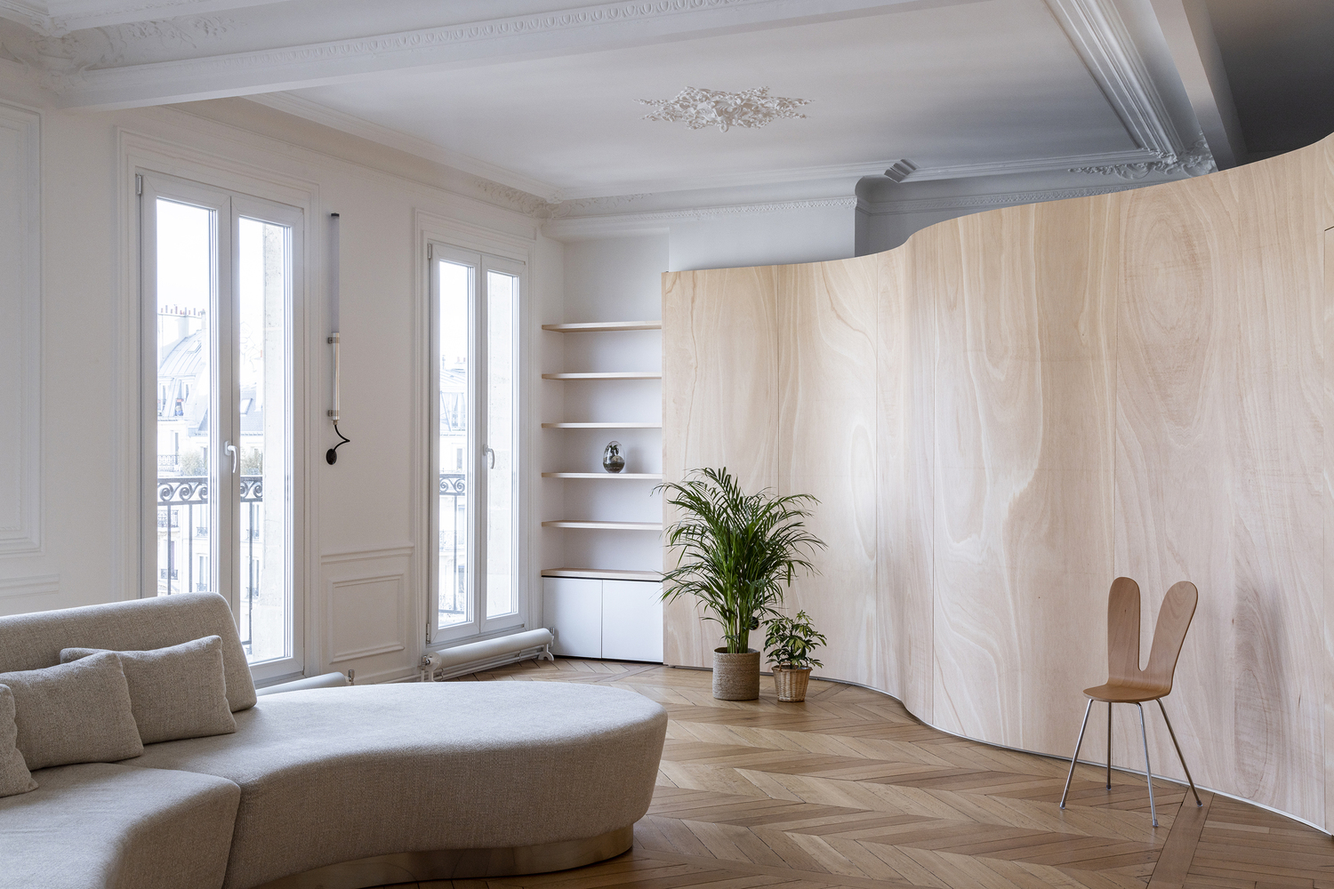 Tường lửng bằng gỗ uốn lượn mềm mại trong căn hộ nhỏ.