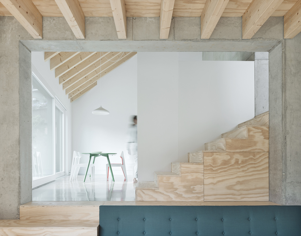 Xu hướng thiết kế nội thất tương lai chuộng sử dụng bê tông và gỗ ở trạng thái nguyên bản.