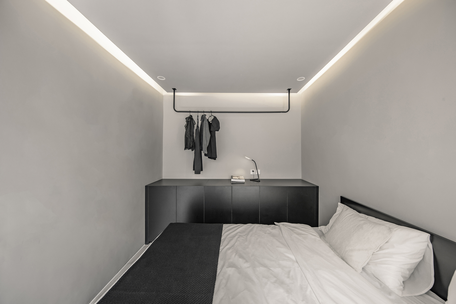Nội thất phòng ngủ tối giản với gam màu đen - trắng cá tính.