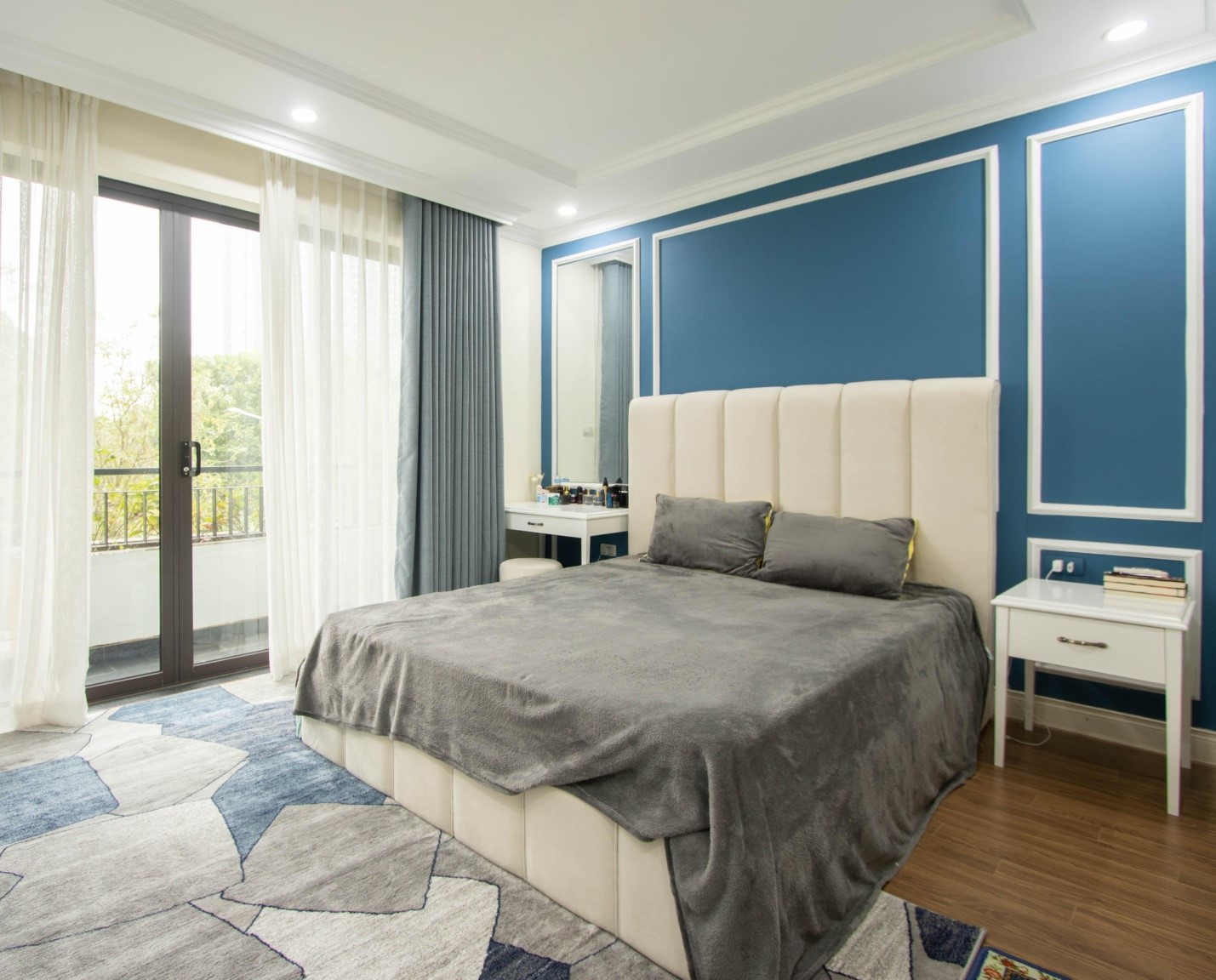 Gam màu xanh dương kết hợp ăn ý với sắc xám và trắng mang đến cảm giác thư giãn, bình yên cho không gian ngủ nghỉ.