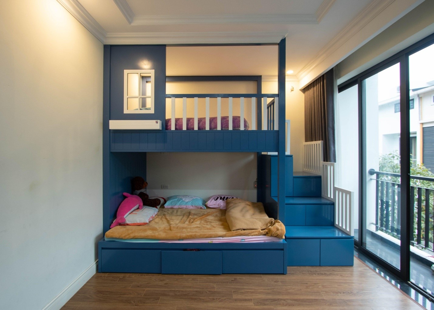 phòng ngủ với giường tầng màu xanh dịu mát