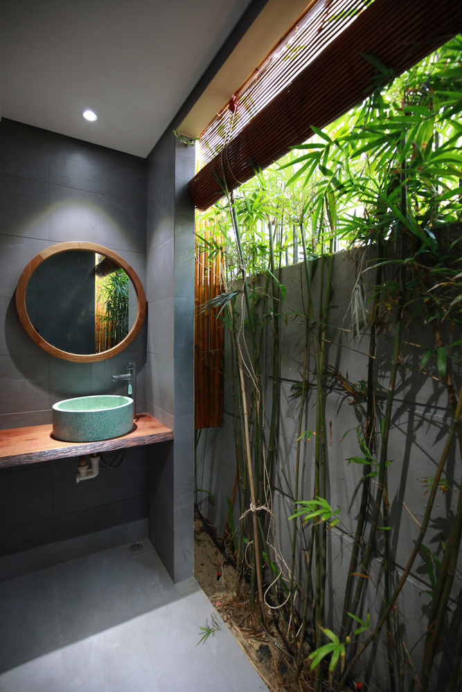 Nhà vệ sinh phong cách mở thoáng mát, gần gũi với thiên nhiên.