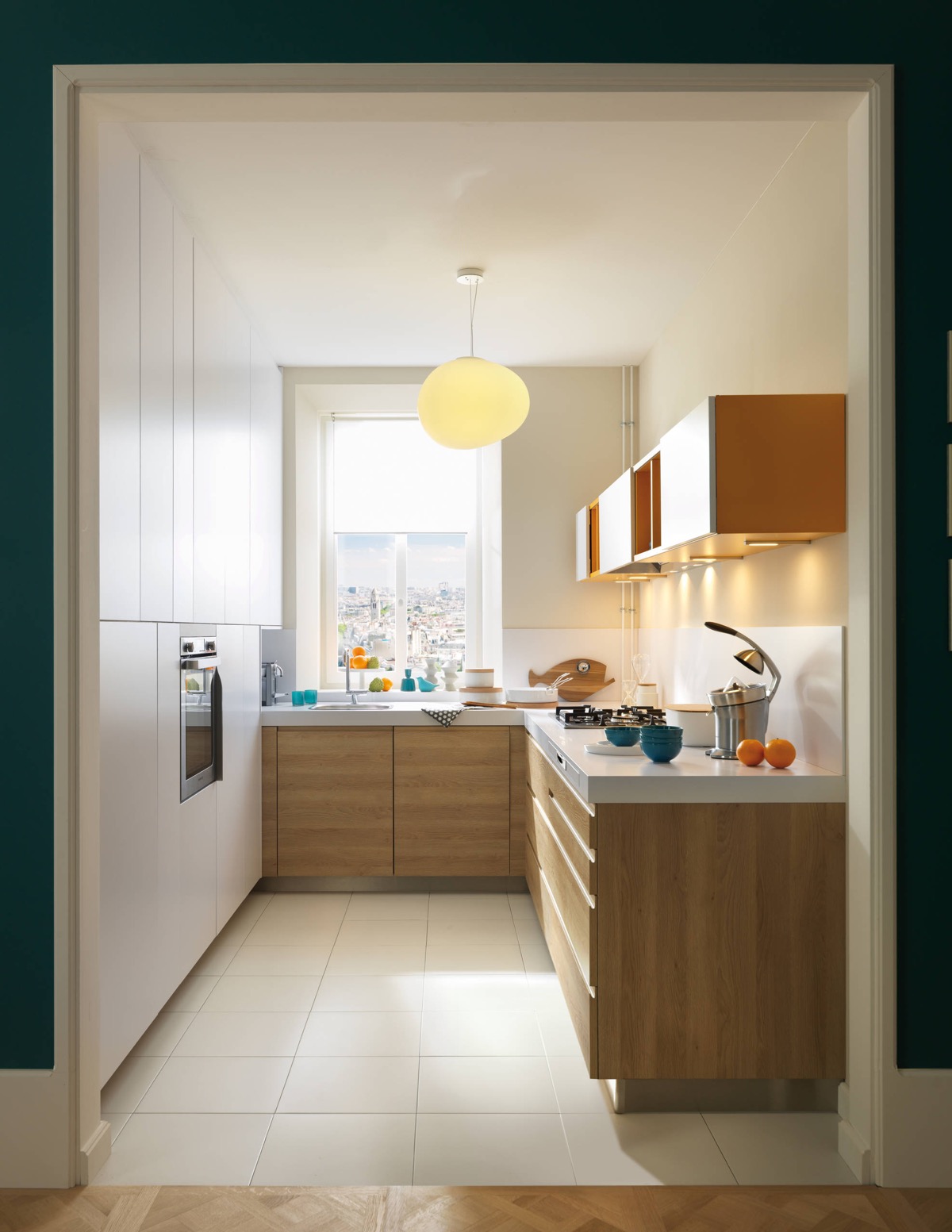 hình ảnh phòng bếp nhỏ thoáng sáng với tủ bếp chữ L gọn đẹp
