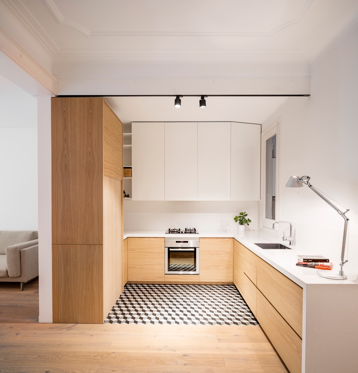 phòng bếp nhỏ màu trắng kết hợp chất liệu gỗ ấm áp