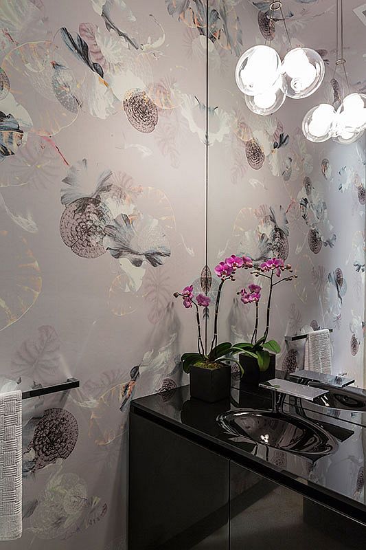 Giấy dán tường mang màu sắc và hoa văn tinh tế, sinh động vào phòng tắm bên trong căn hộ san trọng ở Manhattan.