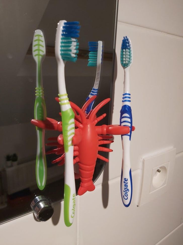 hình ảnh cận cảnh vệ sinh bàn chải đánh răng hàng ngày