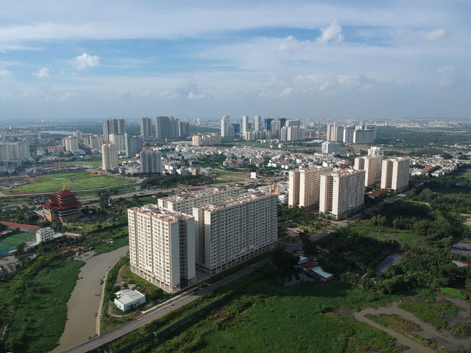 hình ảnh một góc TP.HCM với những tòa chung cư cao tầng màu trằng xen kẽ cây xanh