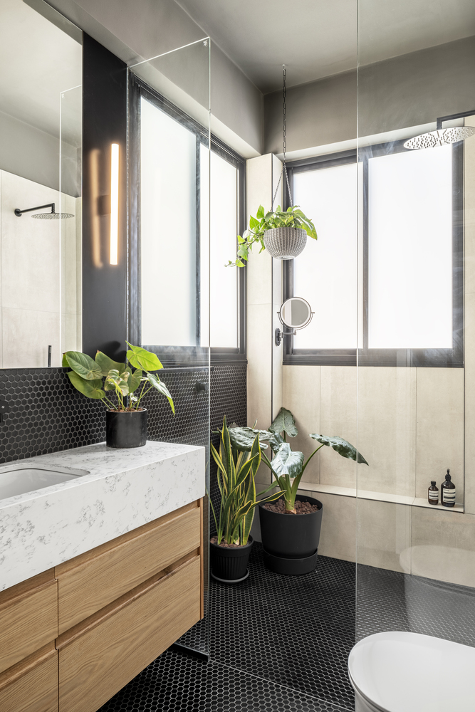 Phòng tắm khá rộng rãi, sang trọng với cửa sổ kính lớn cho phép ánh sáng tự nhiên ngập tràn không gian.