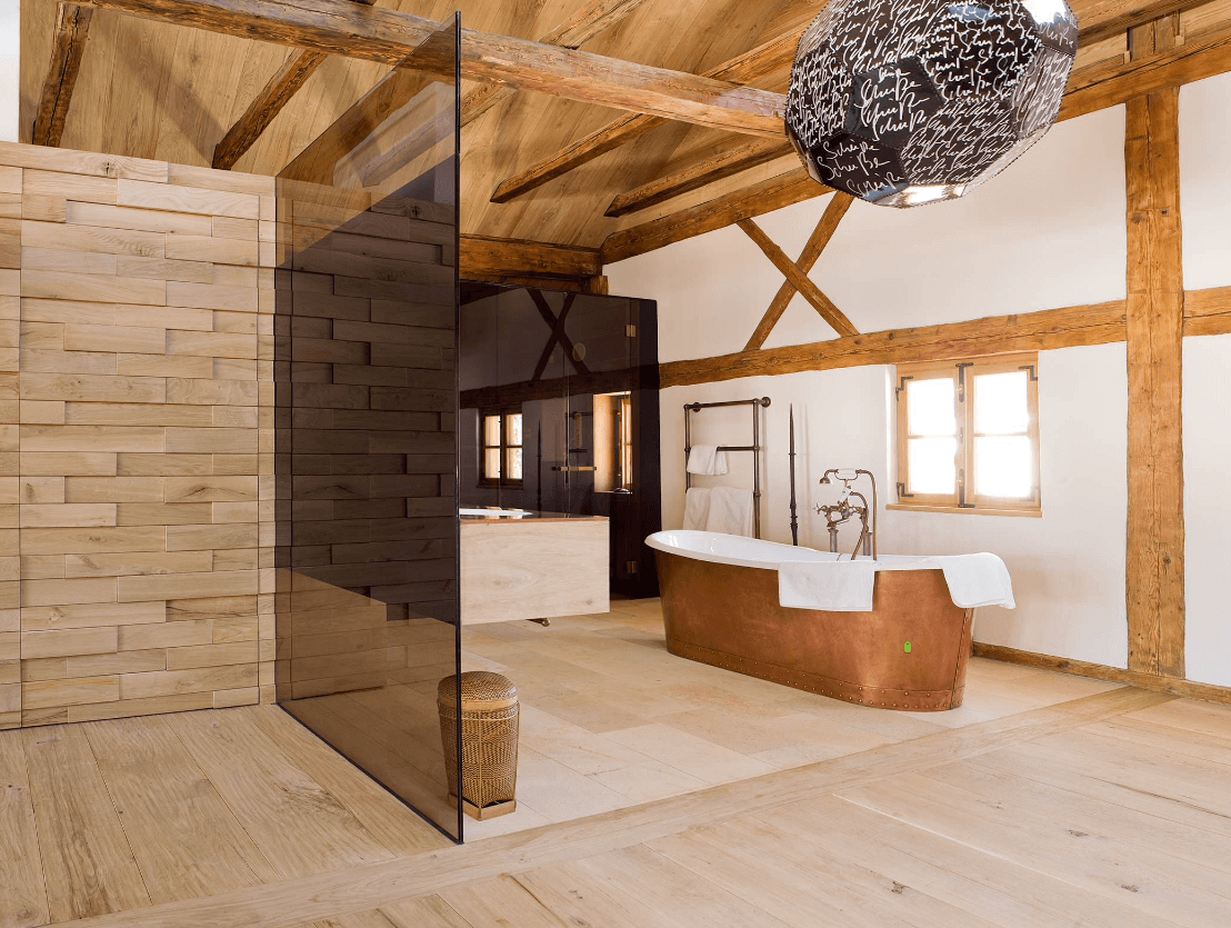 phòng tắm nổi bật với dầm gỗ lộ thiên, bồn tắm bằng đồng